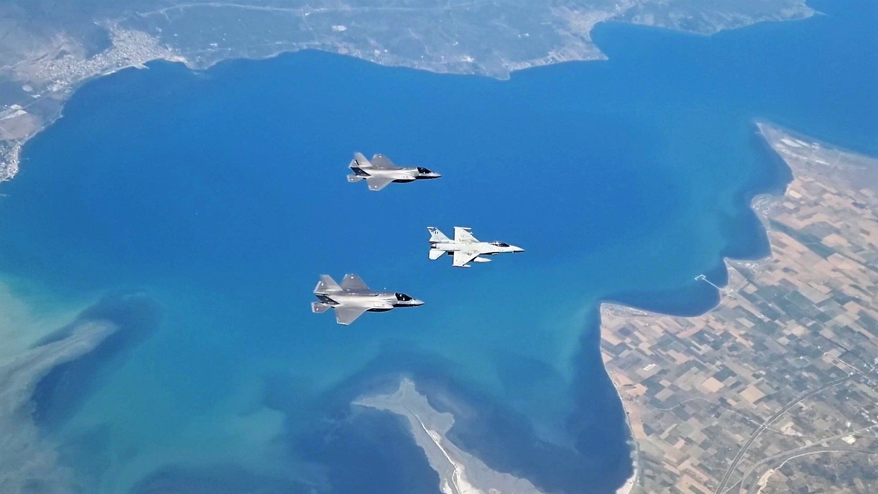 Εικόνες από το κοντινό μέλλον: Ελληνικά F-16 με F-35 – ΦΩΤΟ