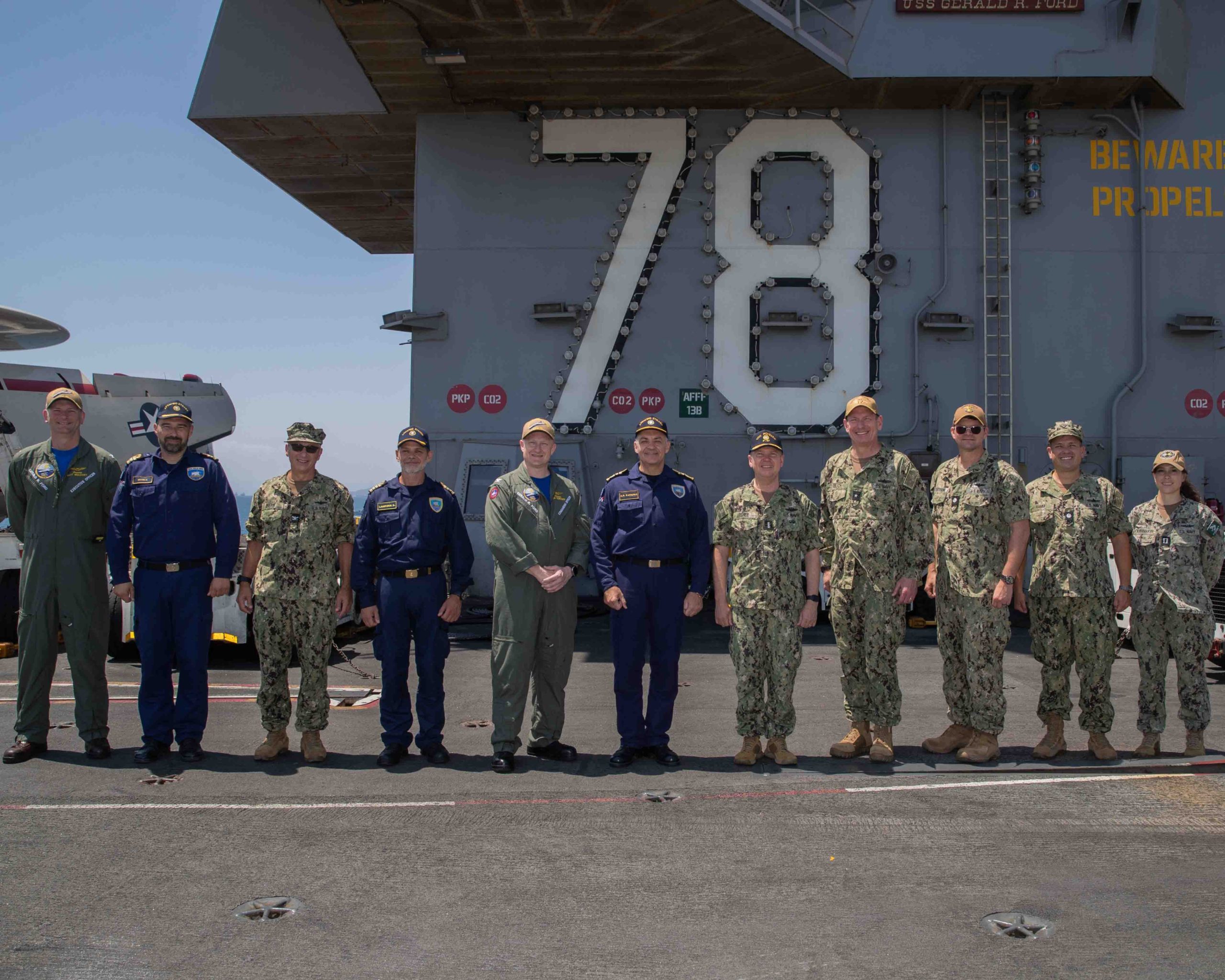 Ο Διοικητής του 6ου Στόλου των ΗΠΑ στον Αρχηγό ΓΕΝ – ΦΩΤΟ