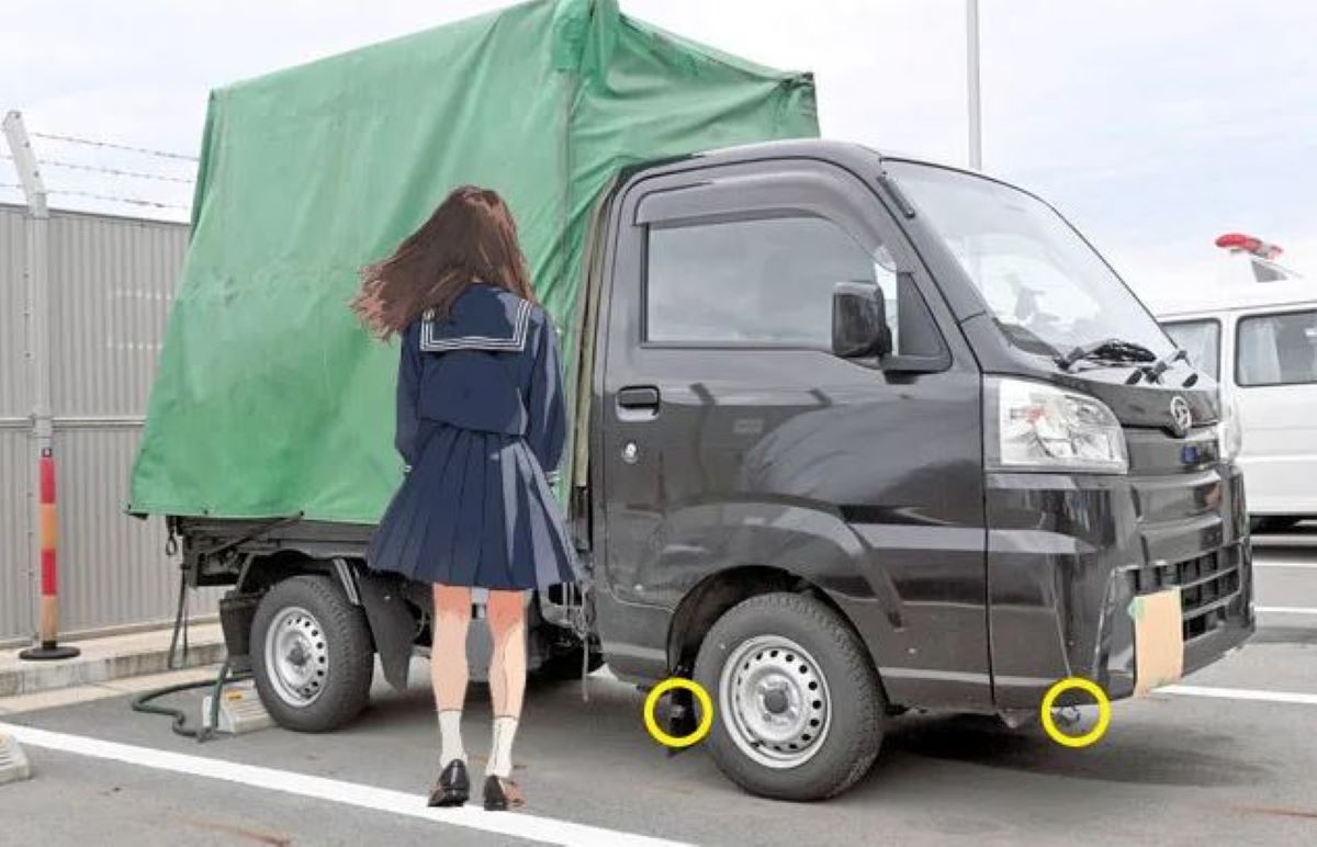 Διεστραμμένος οδηγός έβαλε κάμερες στο φορτηγό του για να βιντεοσκοπεί κάτω από τις φούστες των κοριτσιών