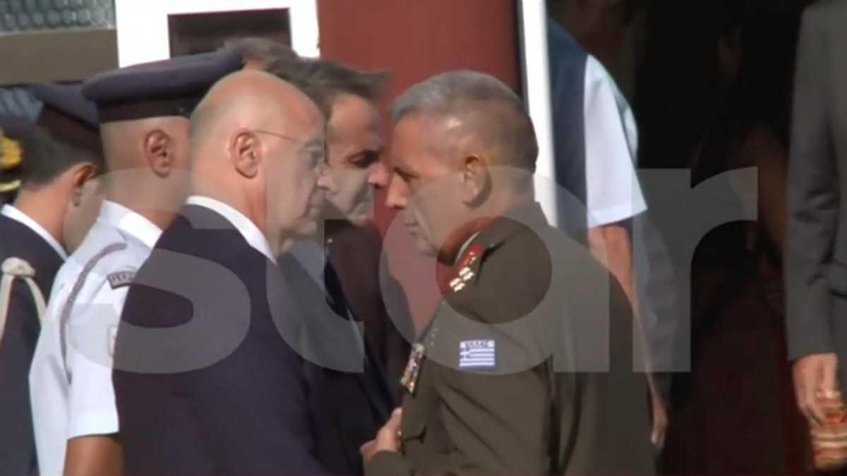 Η στιγμή που ο Α/ΓΕΕΘΑ ενημερώνει Μητσοτάκη και Δένδια για τις εκρήξεις στην αποθήκη πυρομαχικών στη Νέα Αγχίαλο