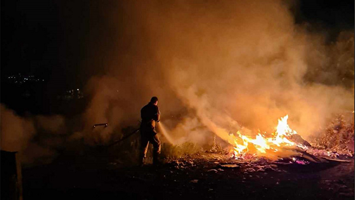 Μενίδι: Νέα φωτιά δίπλα στις γραμμές του τρένου – Δυνάμωσε τη στιγμή που περνούσε αμαξοστοιχία