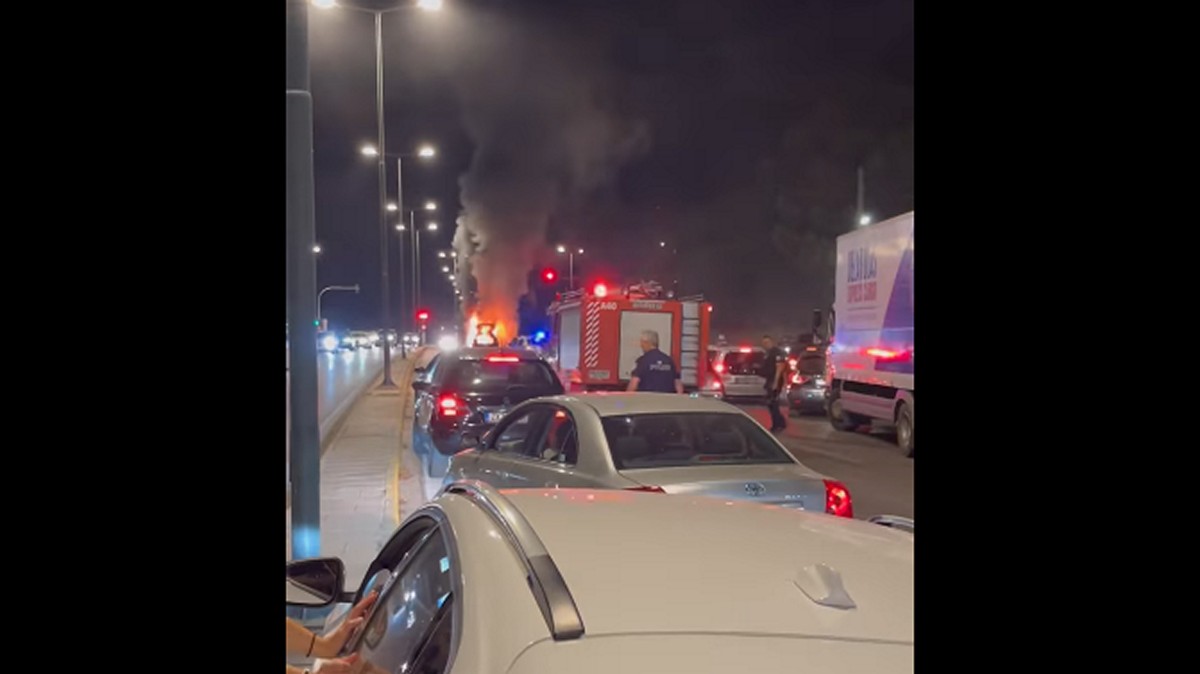 Λεωφόρος Βουλιαγμένης: Αυτοκίνητο τυλίχτηκε στις φλόγες μέσα σε δευτερόλεπτα – ΒΙΝΤΕΟ