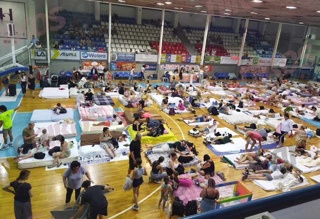 Φωτιά στην Ρόδο: Σε γυμναστήρια, σχολεία, και πλοία φιλοξενούνται χιλιάδες τουρίστες – ΦΩΤΟ