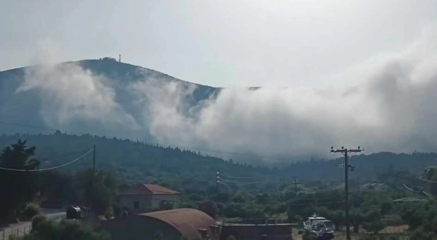 Ιθάκη: Θαλάσσιος καπνός στο νησάκι Άτοκος – Εικόνες από το εντυπωσιακό φαινόμενο