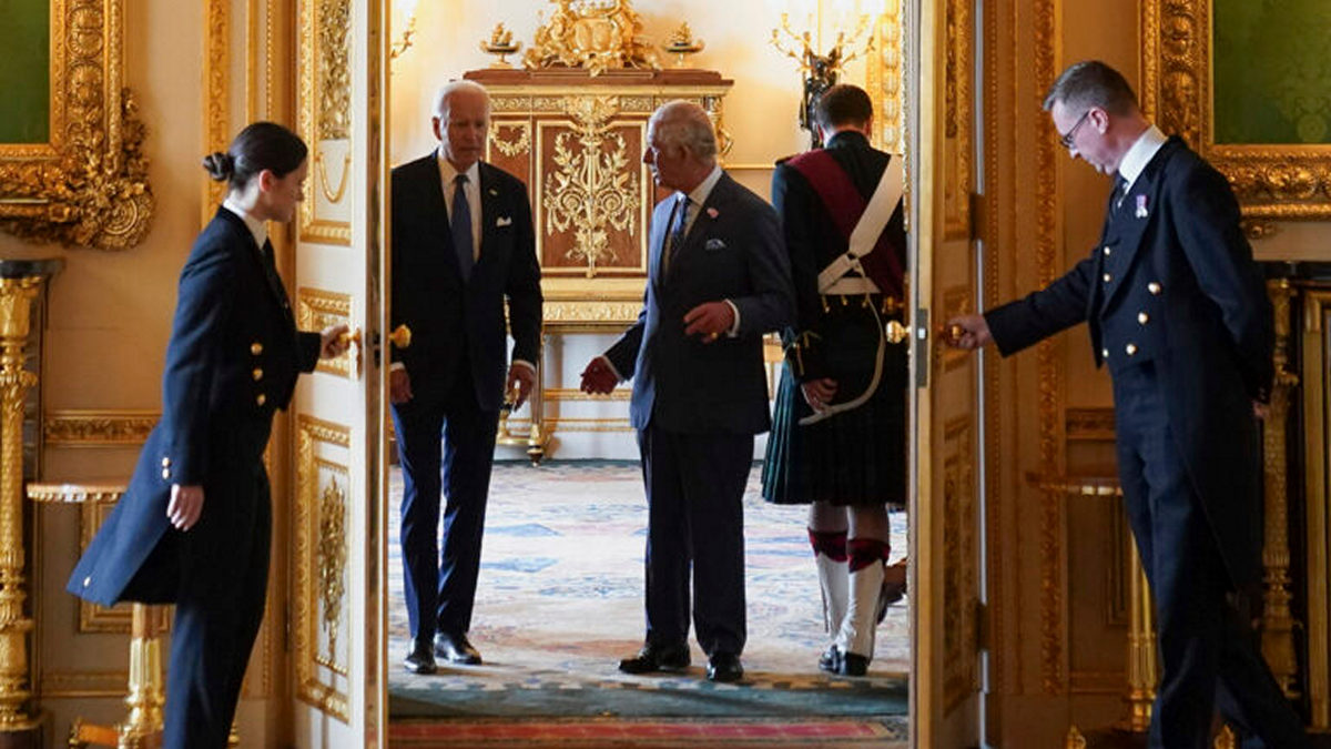 Τζο Μπάιντεν – Βασιλιάς Κάρολος: Συναντήθηκαν στο Κάστρο του Γουίνδσορ με τσάι, μπισκότα και θερμές χειραψίες