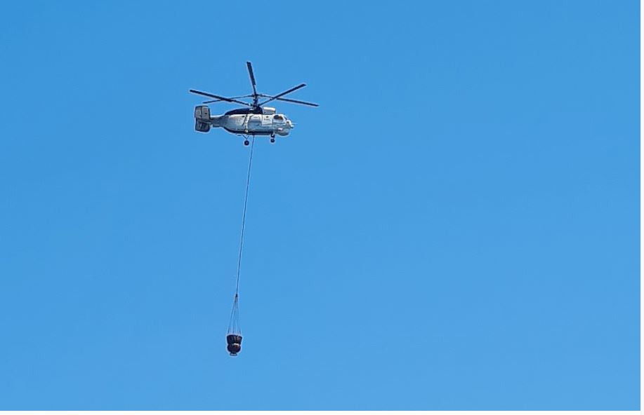 Φωτιά στην Καστοριά- Ρίψεις νερού από ελικόπτερο