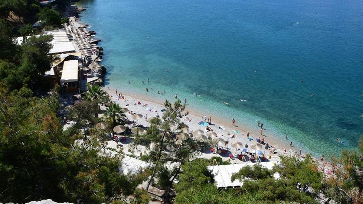 Καταγγελία καθηγητή του ΔΠΘ για την Καβάλα – Έκατσαν σε παραλία γεμάτη ξαπλώστρες και τους έδιωξαν