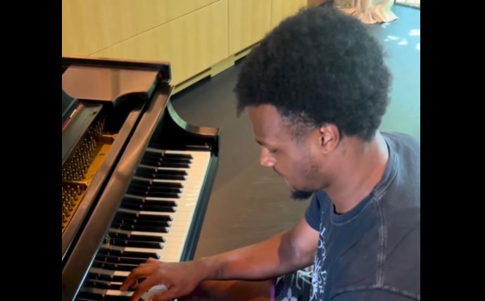 ΛεΜπρον Τζέιμς: Ο γιος του παίζει πιάνο μετά την καρδιακή προσβολή που υπέστη – ΒΙΝΤΕΟ