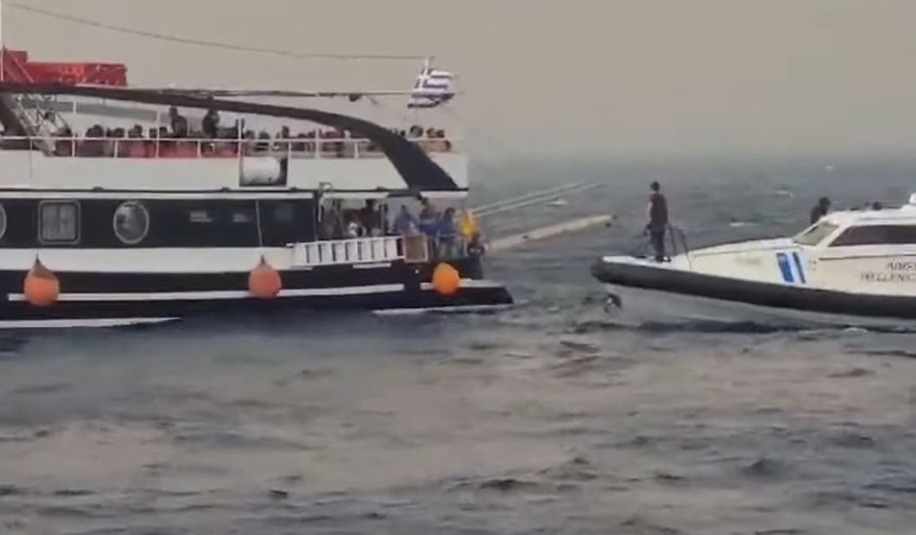 Φωτιές στην Ρόδο και την Κέρκυρα: Η στιγμή που το Λιμενικό απεγκλωβίζει τουρίστες και κατοίκους – ΒΙΝΤΕΟ ντοκουμέντα