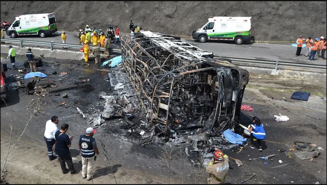 Μεξικό: Τουλάχιστον 25 νεκροί και 17 τραυματίες έπειτα από πτώση λεωφορείου σε γκρεμό