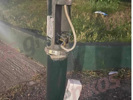 Κολώνα με γυμνά καλώδια σε πλατεία στην Νέα Ιωνία