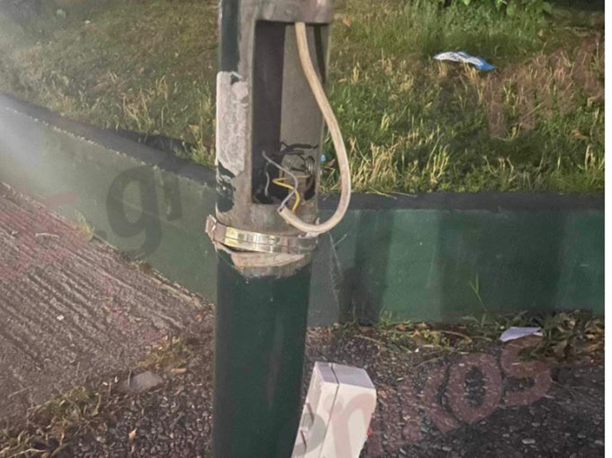 Κολώνα με γυμνά καλώδια σε πλατεία στην Νέα Ιωνία