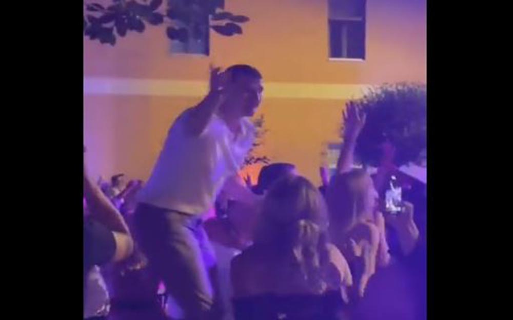 Νίκολα Γιόκιτς: Το «έριξε έξω» ο σταρ του NBA – Πήγε σε πανηγύρι και χόρεψε πάνω στο τραπέζι