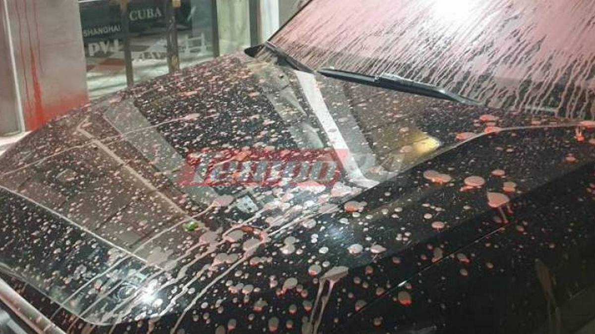 Πάτρα: Επίθεση κουκουλοφόρων στο Γαλλικό υποπροξενείο – Μπογιές, μπουκάλια και πυροσβεστήρες σε αστυνομικούς