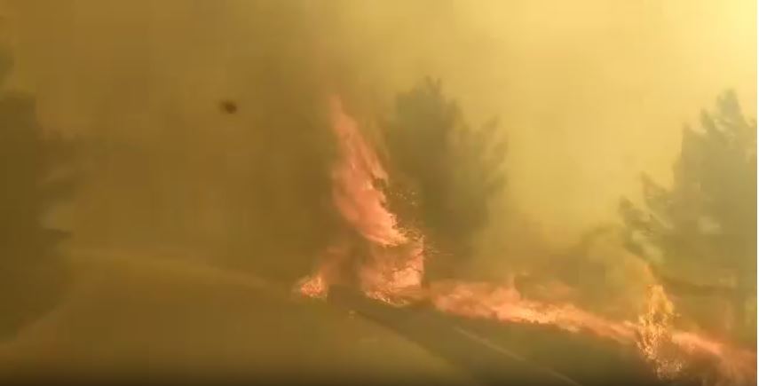Φωτιά στην Ρόδο: Εθελοντές περνούν μέσα από τις φλόγες