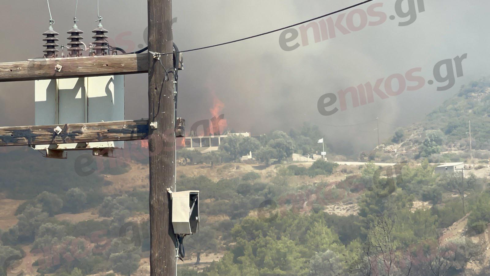 Φωτιά στη Ρόδο: Μήνυμα του 112 για εκκένωση των περιοχών Γεννάδι και Βάτι