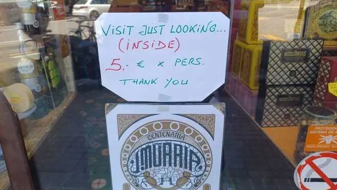 Βαρκελώνη: Πέντε ευρώ το… μάτι – Παντοπωλείο χρεώνει τους τουρίστες μόνο και μόνο για να μπουν μέσα