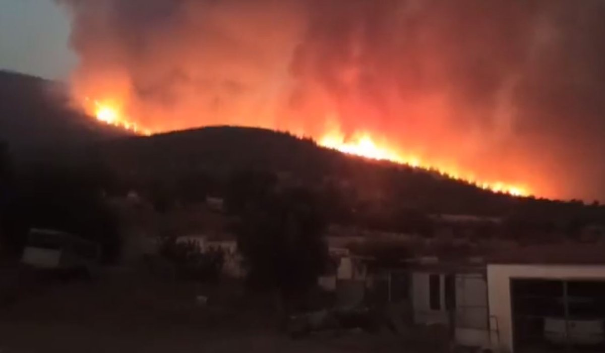 Πύρινος κλοιός χιλιομέτρων στη Βλυχάδα: Υπεράνθρωπες προσπάθειες για να μην περάσουν οι φλόγες την Εθνική Οδό