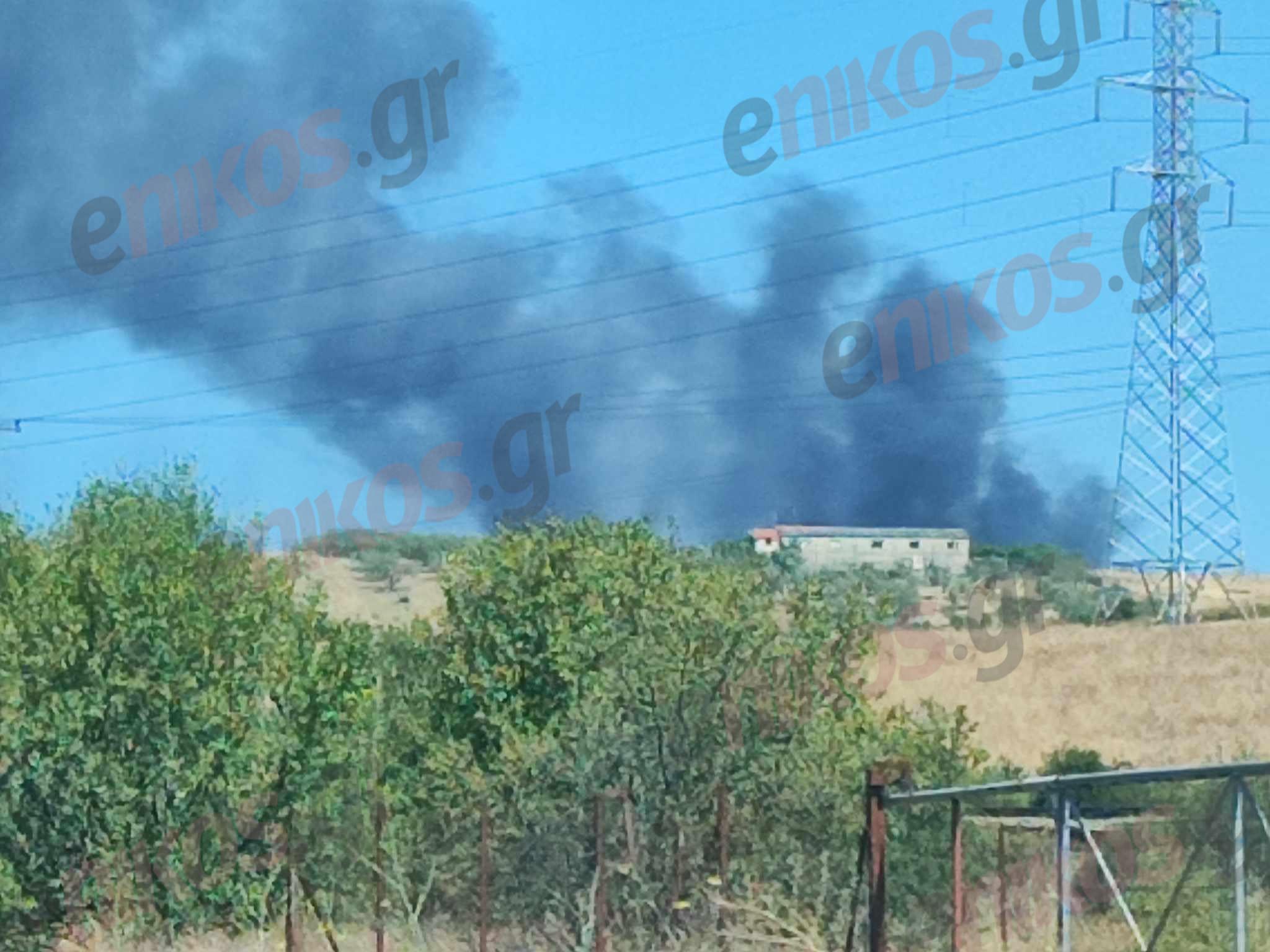 Φωτιά στον Βόλο: Μαύρο σύννεφο καπνού στην ΒΙΠΕ