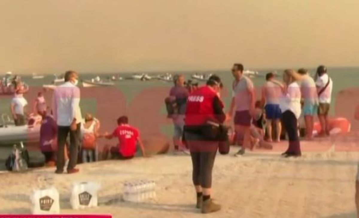 Κόλαση στην Νέα Αγχίαλο: Με δάκρυα στα μάτια οι κάτοικοι – Εκκενώνεται μέσω θαλάσσης η περιοχή – ΒΙΝΤΕΟ ντοκουμέντα