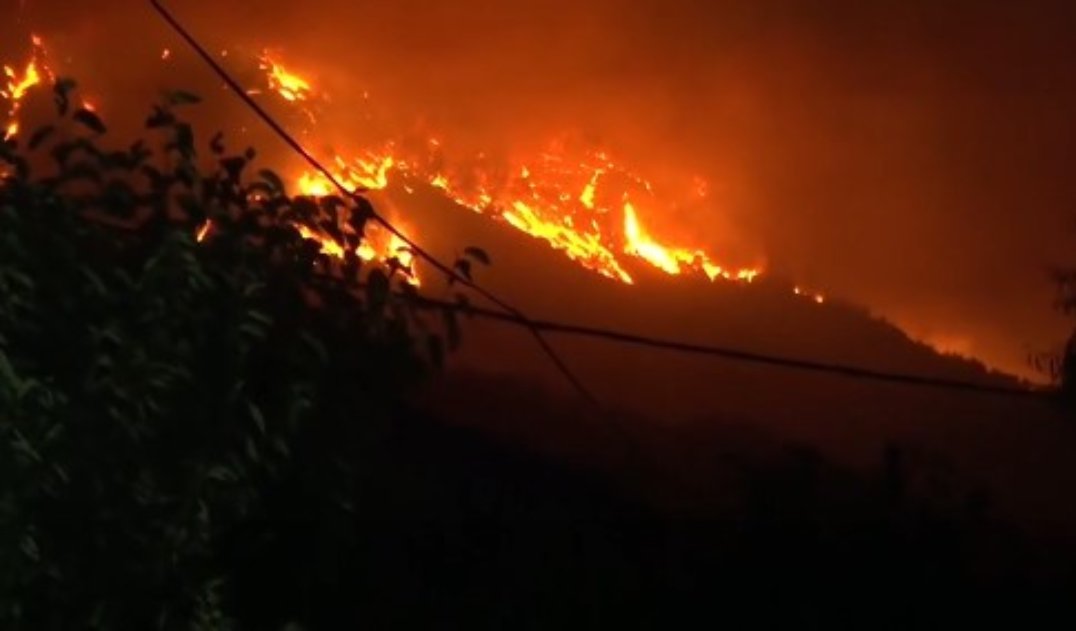 Φωτιά στο Αίγιο: Νέο μήνυμα του 112 για εκκένωση του οικισμού Τράπεζας προς Ακράτα