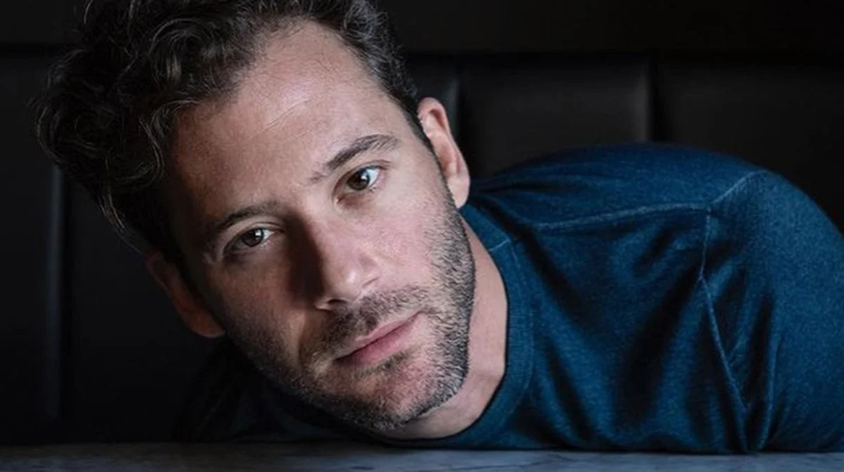 Αντίνοος Αλμπάνης: «Ο κόσμος καίγεται και εσύ ανεβάζεις προϊόντα» – Η κριτική για τις διαφημίσεις στο Instagram και η απάντησή του