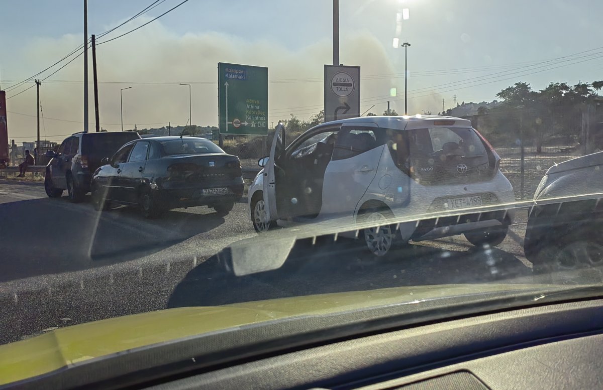 Φωτιά στο Λουτράκι: Ουρές χιλιομέτρων στην Αθηνών – Κορίνθου – «Είμαστε δύο ώρες ακινητοποιημένοι»