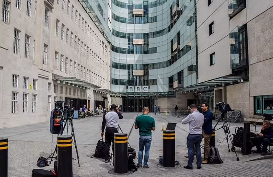 BBC: Νέα καταγγελία – βόμβα για τον παρουσιαστή που πλήρωνε για να πάρει σεξουαλικές φωτογραφίες από έφηβο