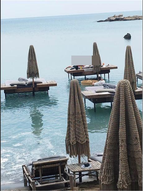 Σερβίρισμα στη θάλασσα σε beach bar στην Ρόδο