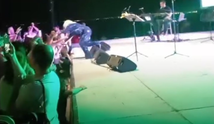 Ατύχημα για την Μπέσσυ Αργυράκη σε συναυλία – Η στιγμή που έπεσε από την σκηνή – ΒΙΝΤΕΟ