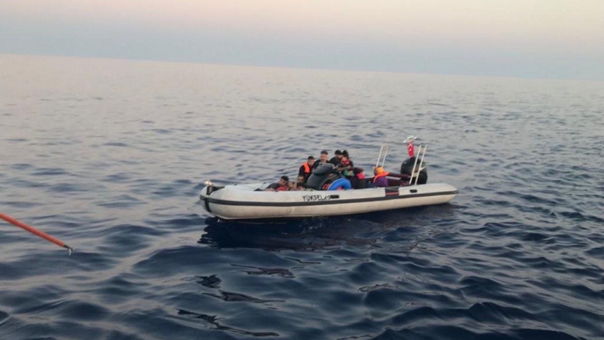 Ρόδος: Επεισοδιακή καταδίωξη για τον εντοπισμό και την σύλληψη διακινητή 10 μεταναστών με ταχύπλοο