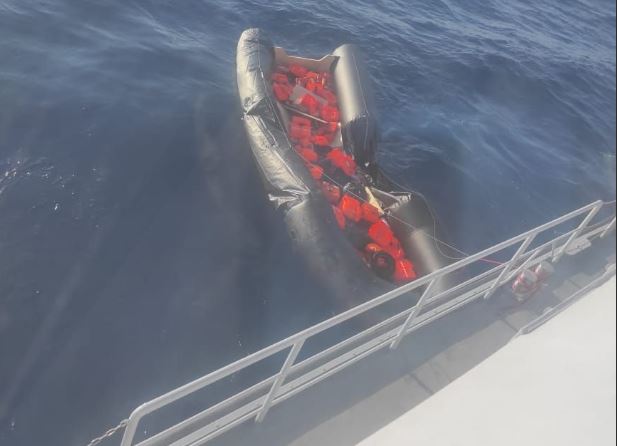 Λέσβος: Καρέ καρέ η διάσωση 53 μεταναστών από το Λιμενικό – Έξι συλλήψεις