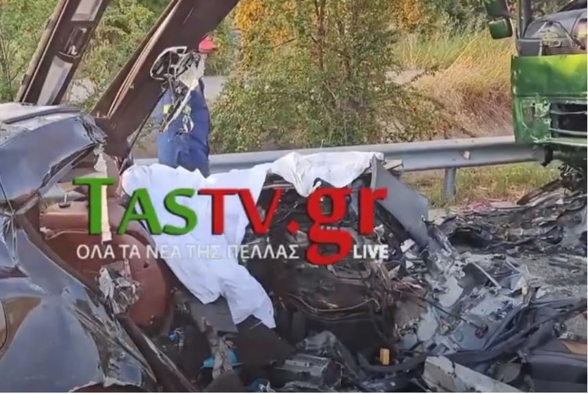 Έδεσσα: Συγκλονιστικό βίντεο από το τροχαίο με τους πέντε νεκρούς – Διαλύθηκε το ΙΧ αυτοκίνητο