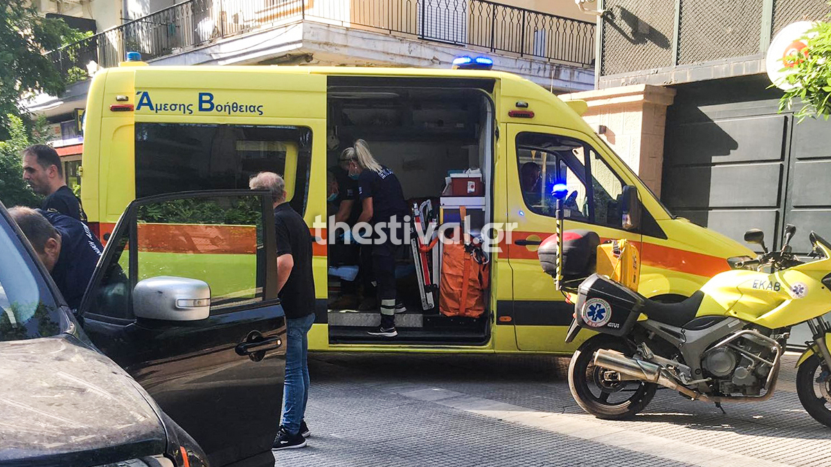 Θεσσαλονίκη: Αστυνομικοί των ΜΑΤ έσωσαν γυναίκα που λιποθύμησε μέσα στο αυτοκίνητό της