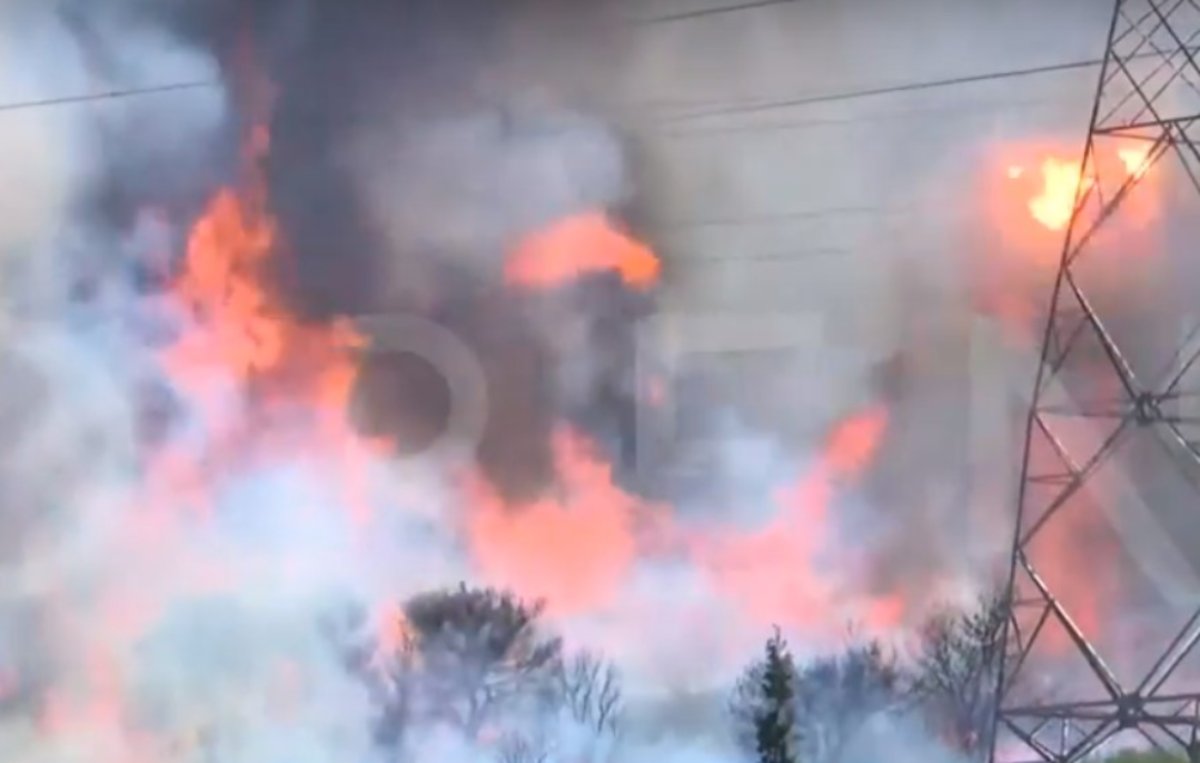 Μεγάλη φωτιά στο Νέο Κουβαρά: Συνεχείς εκρήξεις στην περιοχή – ΒΙΝΤΕΟ από τη στιγμή που πυλώνας της ΔΕΗ τυλίγεται στις φλόγες