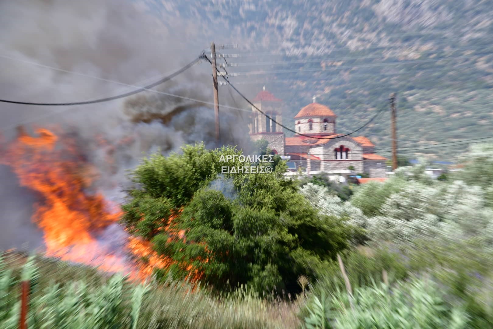 Φωτιά τώρα στο Μετόχι Επιδαύρου – Τελευταία στιγμή σώθηκαν κατοικίες