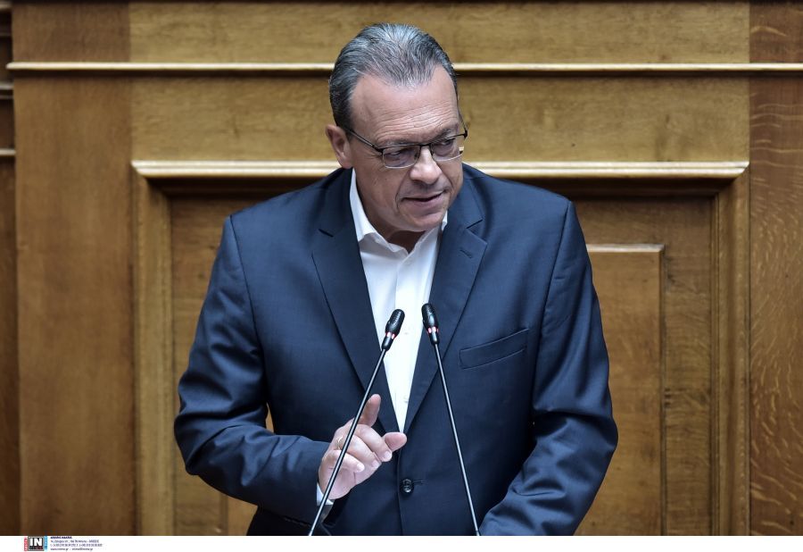 Φάμελλος: Δεν ακούτε τους απόδημους, τους εμπλέκετε στα κομματικά σας συμφέροντα