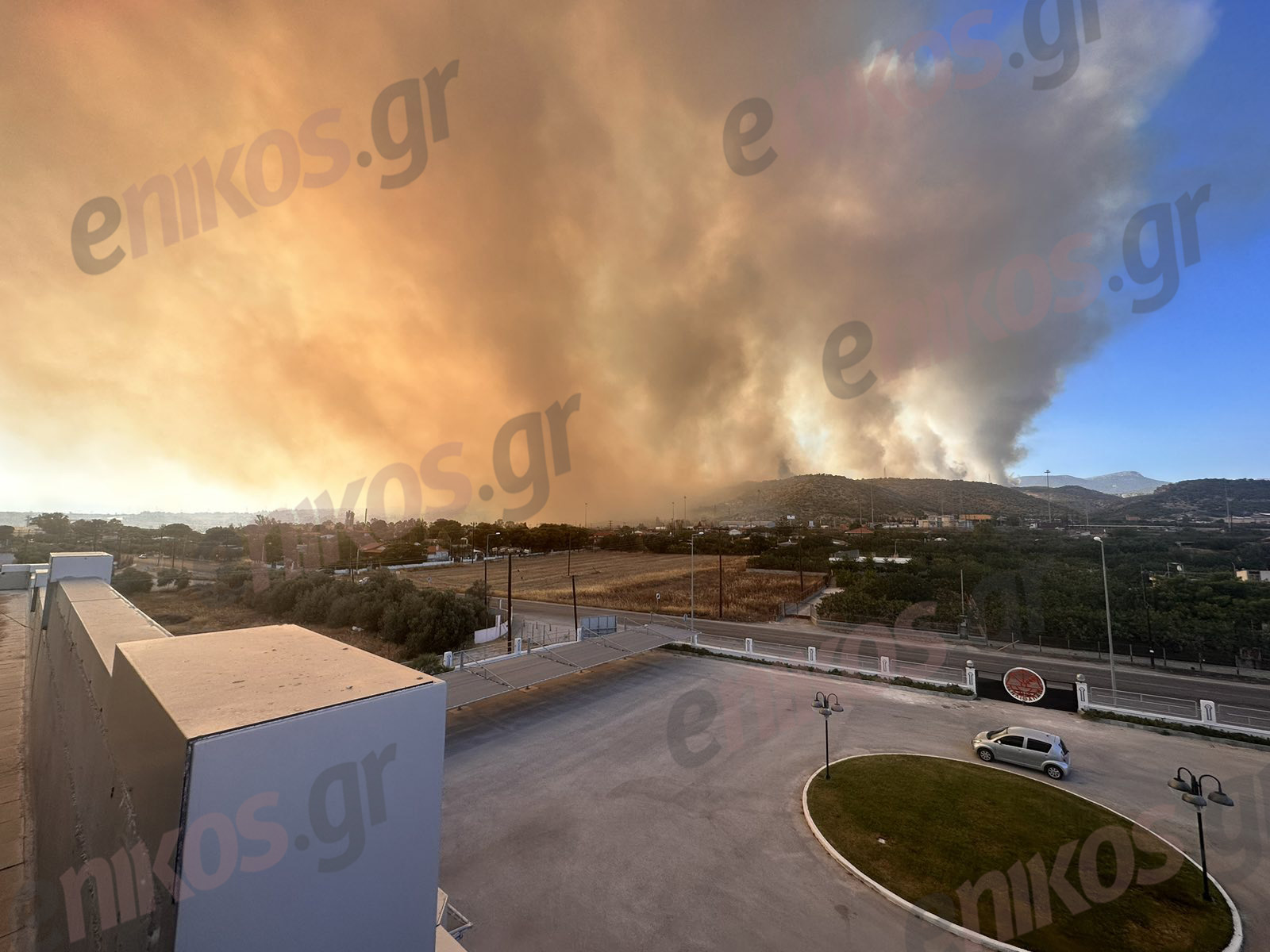Φωτιές σε Αττική, Κορινθία και Βοιωτία – Meteo: Σταδιακή εξασθένηση των ανέμων στα πύρινα μέτωπα