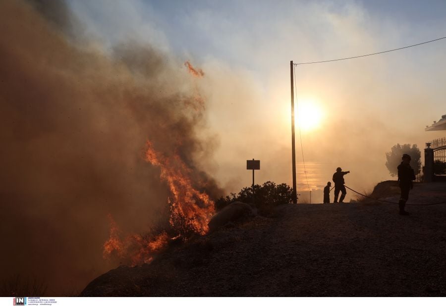 Εθελοντές του Ελληνικού Ερυθρού Σταυρού δίπλα στους πυροσβέστες στην «μάχη» των πύρινων μετώπων