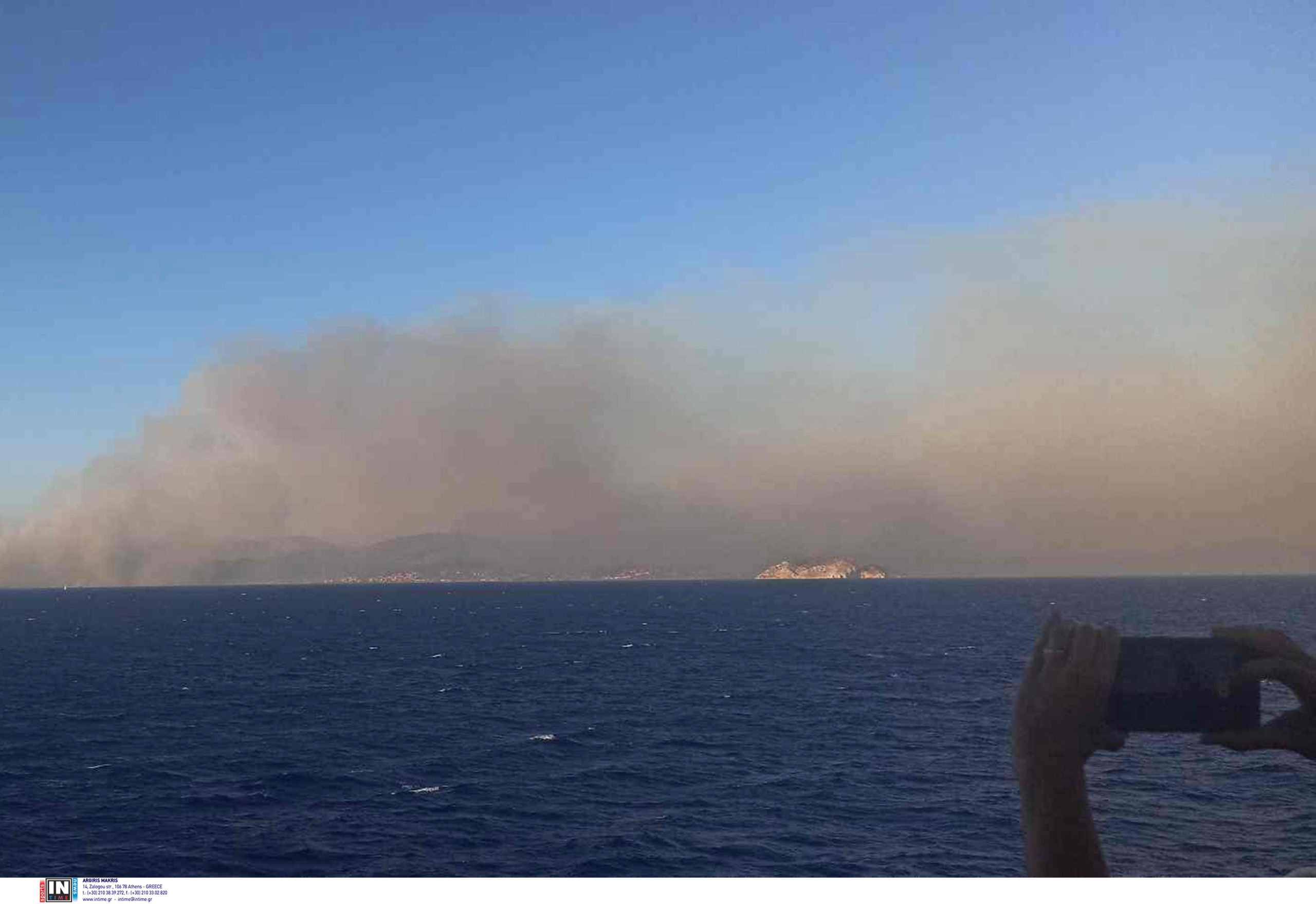 Φωτιά στην Σαρωνίδα – Δήμαρχος Λαυρεωτικής: Έχουν καεί περισσότερα από 30.000 στρέμματα