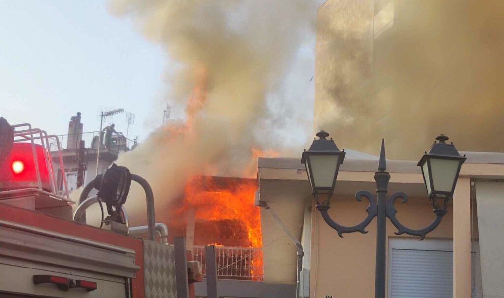 Κοζάνη: Στις φλόγες τυλίχθηκε διώροφο σπίτι – Σε εξέλιξη επιχείρηση της Πυροσβεστικής – ΦΩΤΟ & ΒΙΝΤΕΟ