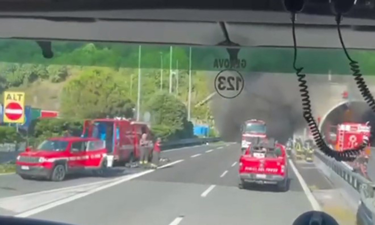 Ιταλία: Φωτιά ξέσπασε σε λεωφορείο σε αυτοκινητόδρομο κοντά στην Γένοβα – Σώοι οι επιβάτες