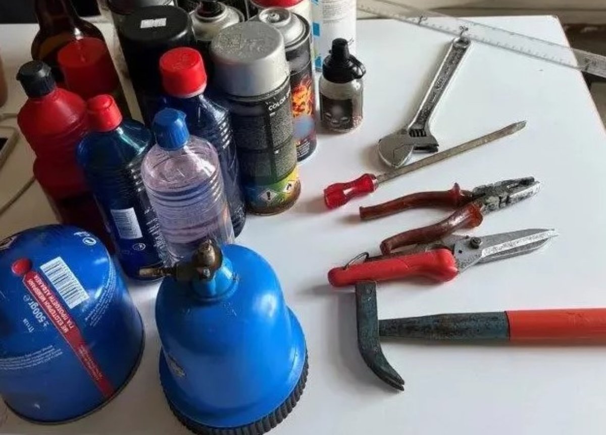 ΕΛΑΣ: Χειροπέδες σε 33χρονο στο κέντρο της Αθήνας για κατασκευή και κατοχή εκρηκτικών υλών