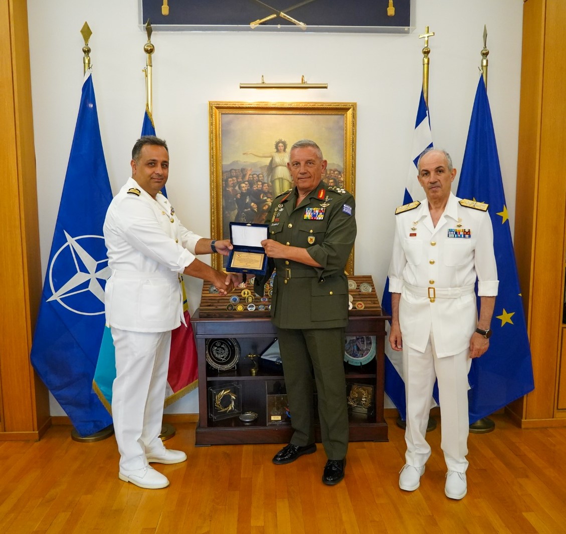 Ο Αρχηγός ΓΕΕΘΑ τίμησε τους αξιωματικούς του Πολεμικού Ναυτικού για τον απεγκλωβισμό επιβατών στα Τέμπη