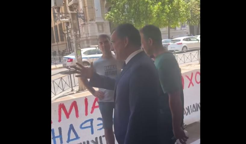 Άδωνις Γεωργιάδης: «Πέντε καλά είναι;» – Η συνομιλία με διαδηλωτές έξω από το υπουργείο και η πρόσκληση στην αντιπροσωπεία