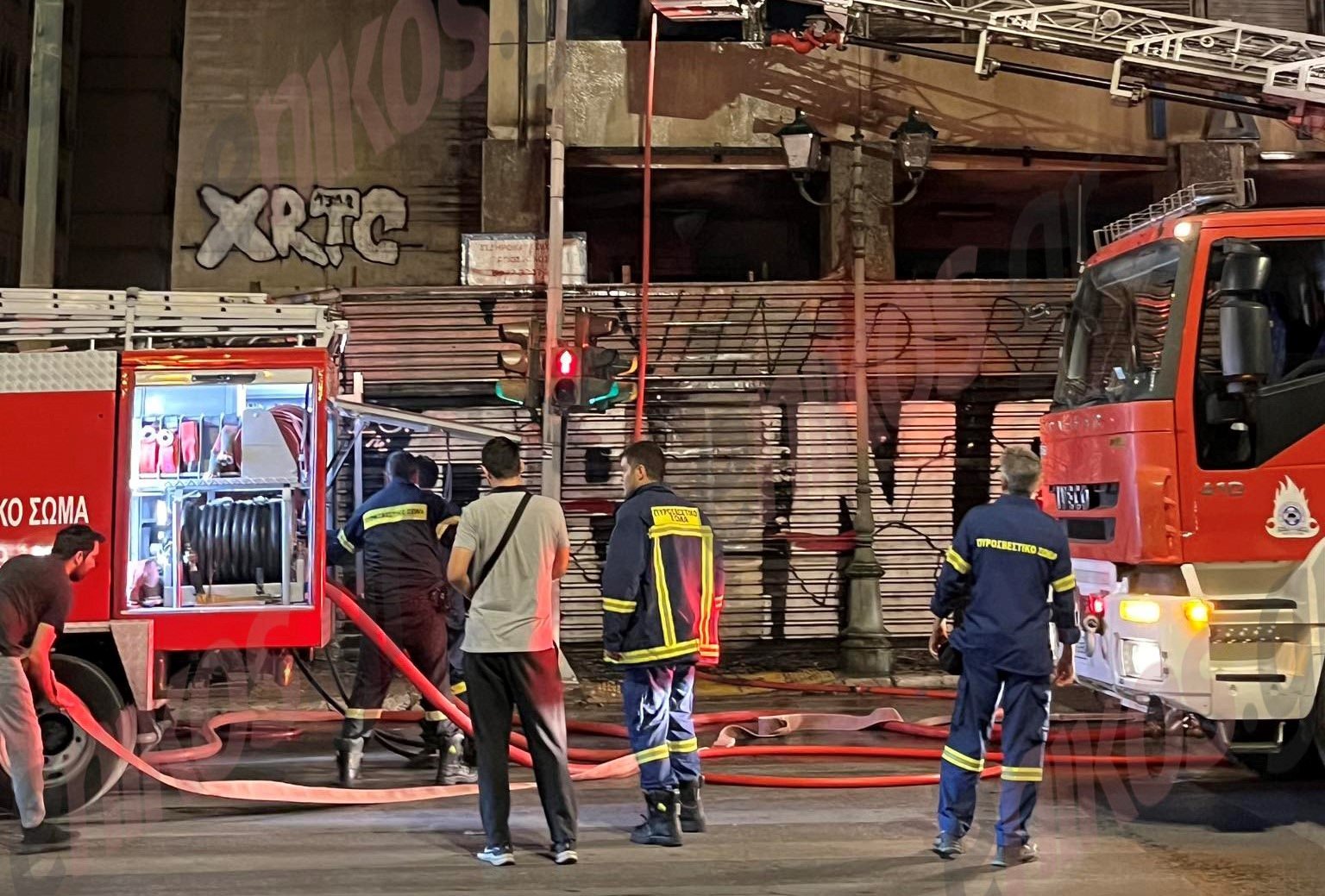Υπό έλεγχο τέθηκε η φωτιά στο παλιό κτίριο του ΙΚΑ στην οδό Πειραιώς