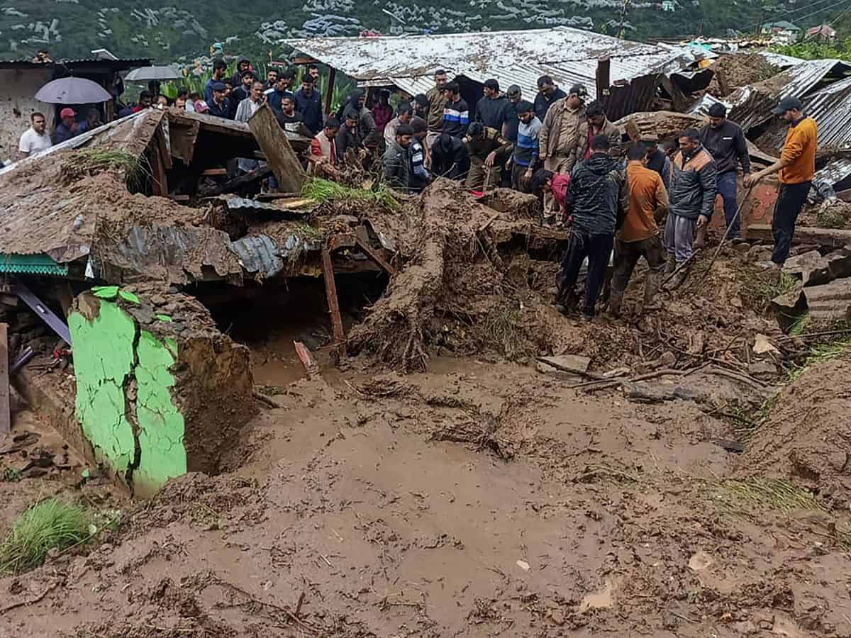 Ινδία: Τουλάχιστον 15 νεκροί από πλημμύρες και κατολισθήσεις που προκάλεσαν οι μουσώνες