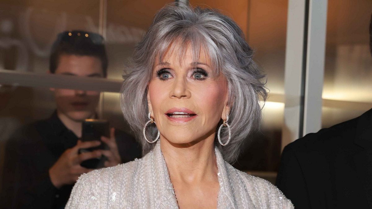 Jane Fonda: Ανησυχία για την 85χρονη σταρ – Την κατέβασαν με θερμοπληξία από τη σκηνή μετά την ομιλία της