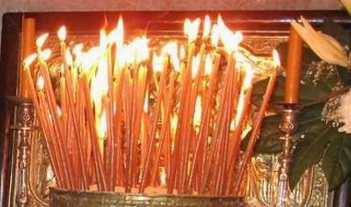 Λάρισα: Πιστή άναψε 58 κεριά
