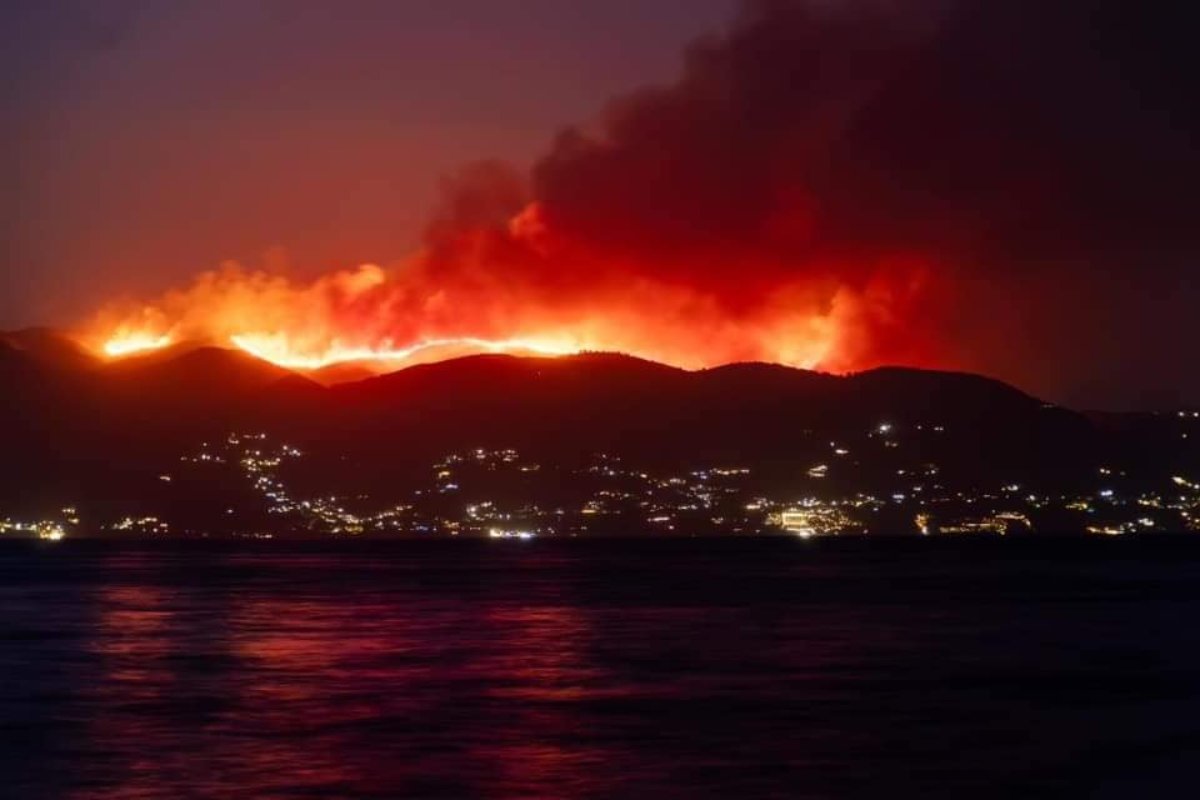 Εκτός ελέγχου η φωτιά στην Κέρκυρα: «Βροχή» τα μηνύματα από το 112 – ΦΩΤΟ